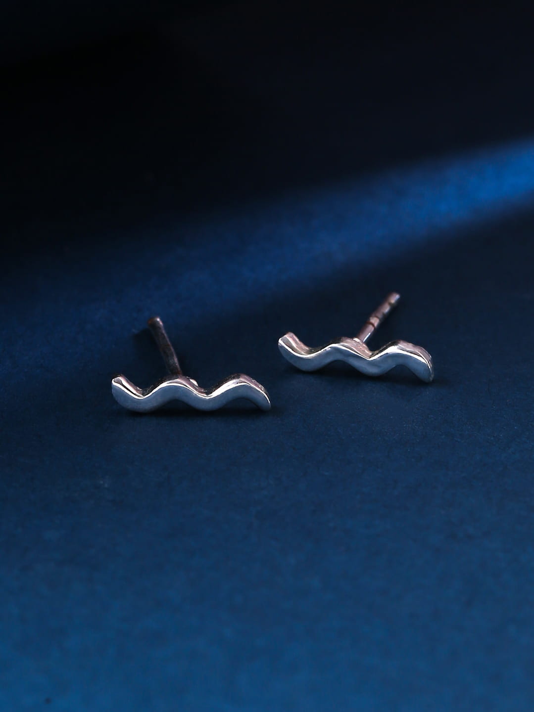 silver-plated-snake-design-minimal-earring-viraasi