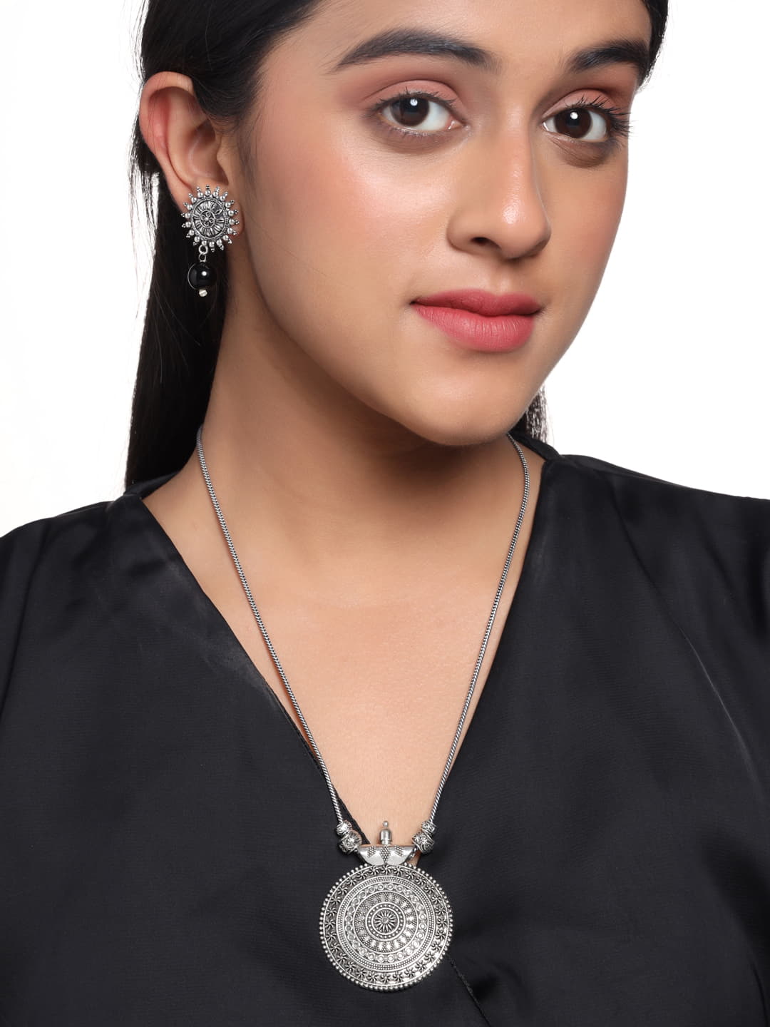 oxidized-chain-pendant-with-drop-pearl-earrings-viraasi