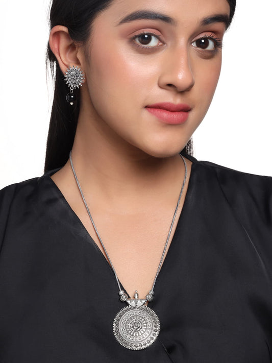oxidized-chain-pendant-with-drop-pearl-earrings-viraasi